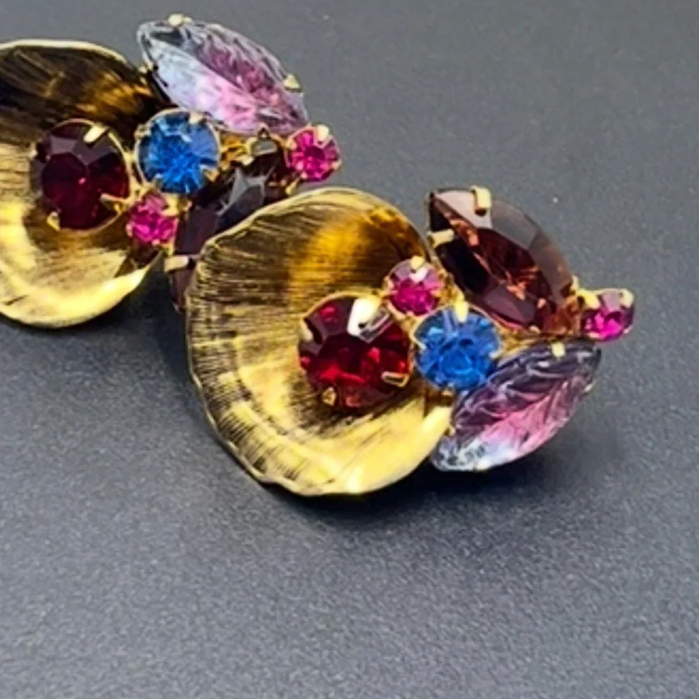 Vintage ? Juliana Gold Tone Rhinestone Fan Clip on Earrings: Purple Givre‎ Glass